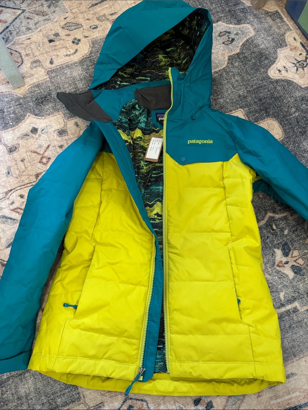 NWT. Patagonia women’s rubicon ski jacket, size small